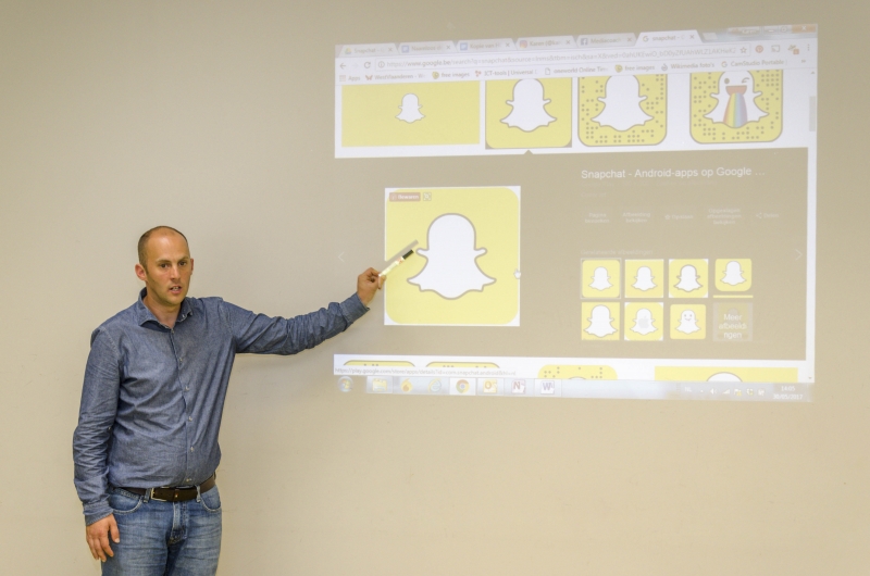 Cursist geeft presentatie over Snapchat 