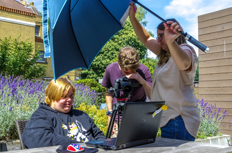 Cursisten maken filmpje buiten in de zon