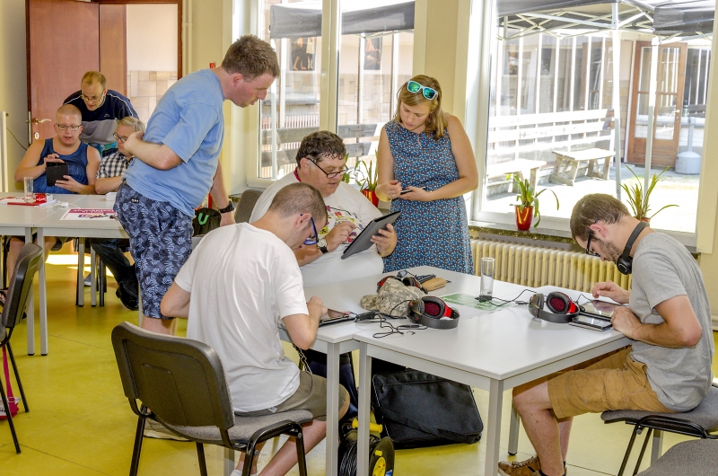 Cursisten werken met tablet in het mediacafé