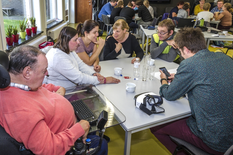 Cursisten werken samen in groepjes met hulp van begeleiders