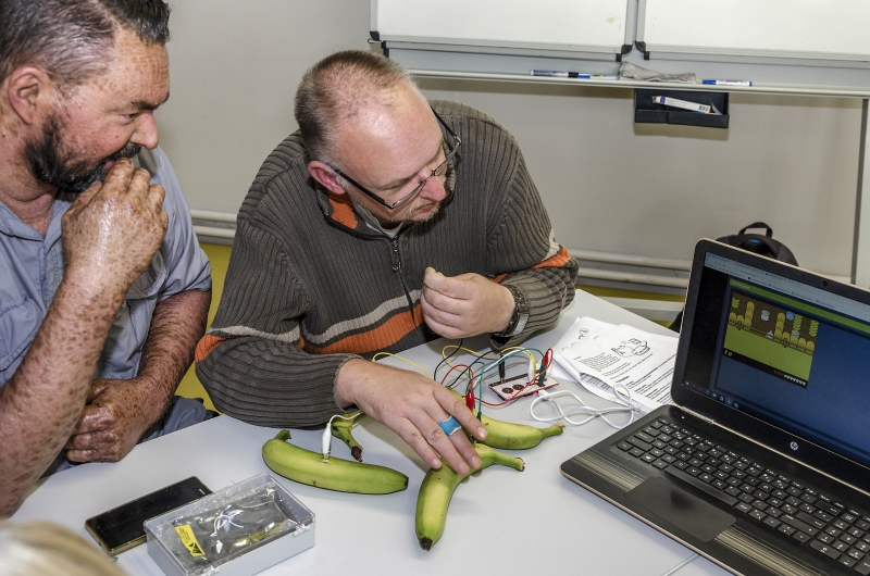 Duo haalt energie uit bananen en speelt computerspel tijdens vorming